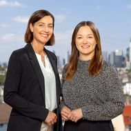 Teamfoto von Jasmin Seibel und Ramona Rutert vor der Frankfurter Skyline.