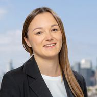 Portrait of Ramona Rutert in front of the Frankfurt skyline.