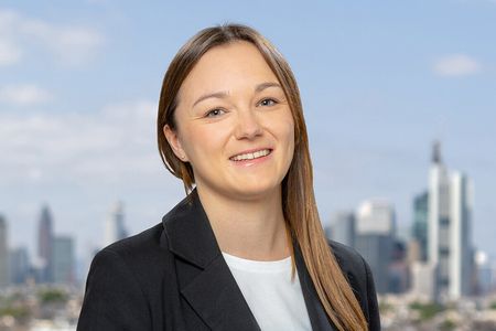 Portrait of Ramona Rutert in front of the Frankfurt skyline.