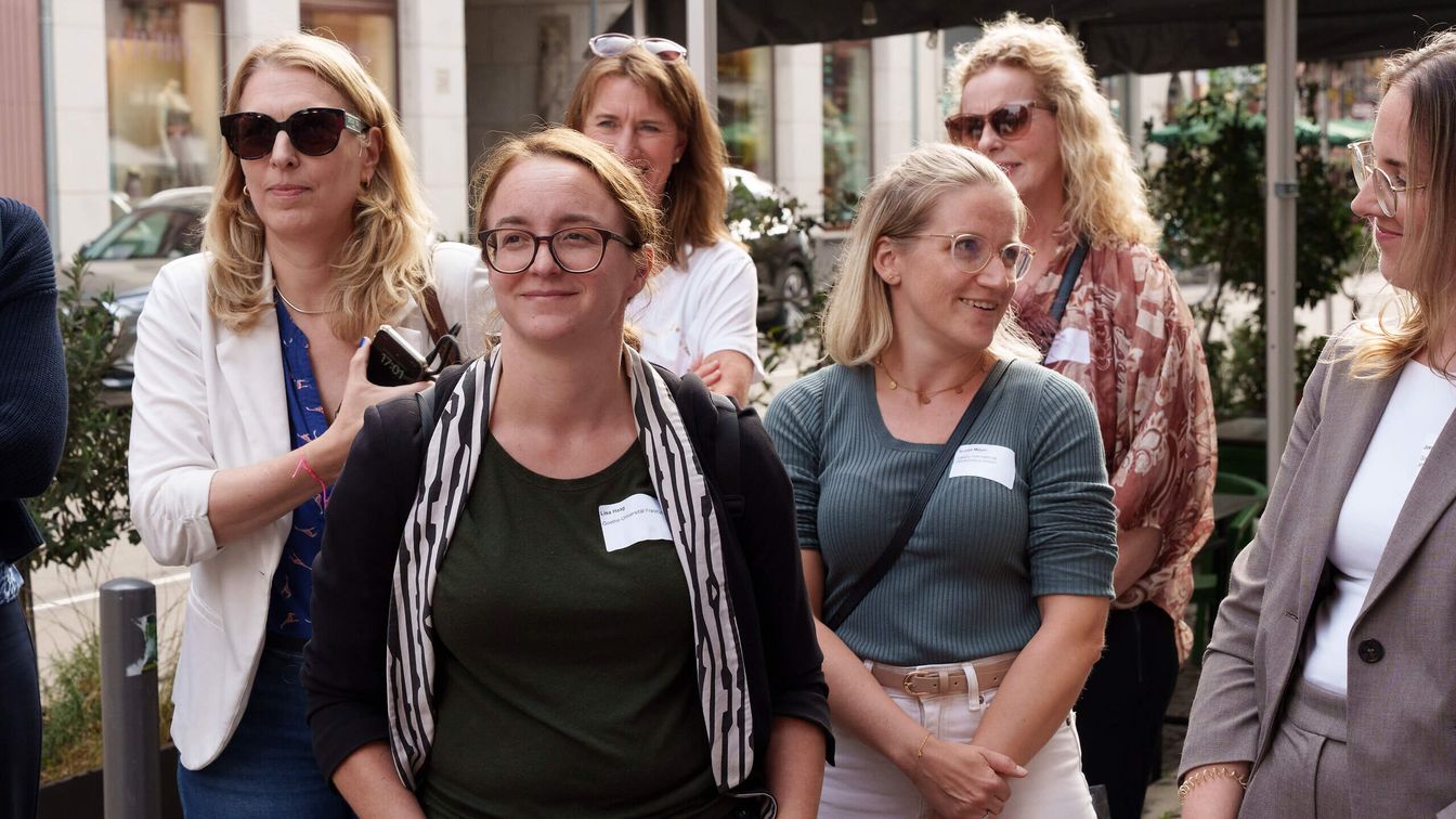 Eine Gruppe fröhlicher Menschen.