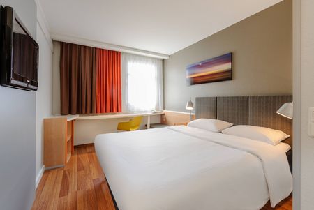 Guest room at the ibis Hotel Frankfurt Messe West.
