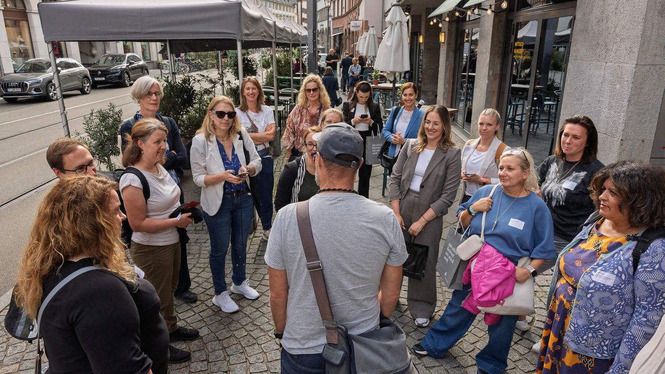 Gästeführer mit einer Gruppe von Menschen.