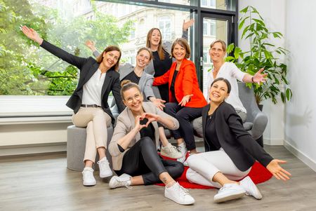 Group picture of the Frankfurt Convention Bureau, all stretching out their arms in joy, one person forming a heart with her hands. 