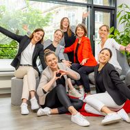 Group picture of the Frankfurt Convention Bureau, all stretching out their arms in joy, one person forming a heart with her hands. 