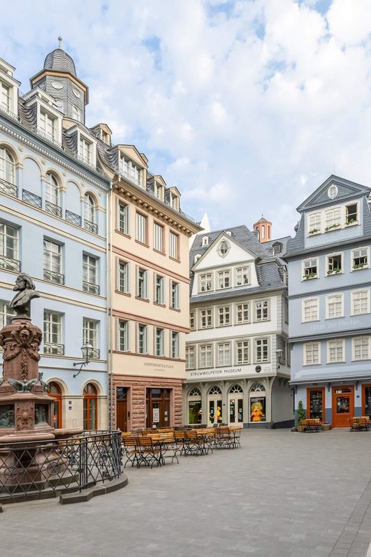Leerer Hühnermarkt vor den Fassaden der Frankfurter Altstadt.