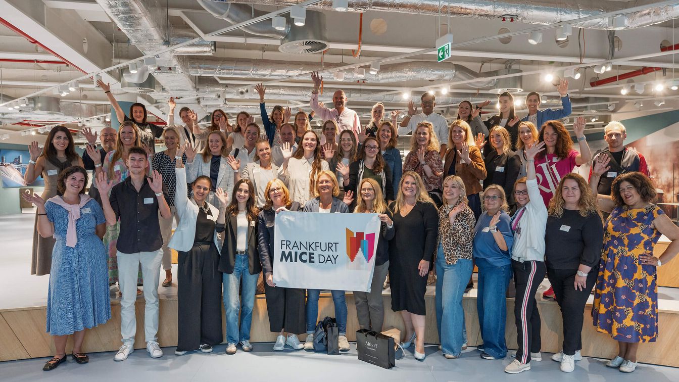 Teilnehmende des Frankfurt MICE DAY 2025 als Gruppenbild.