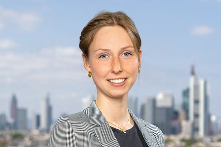 Porträtbild von Sarah Gentzel vor der Frankfurter Skyline.