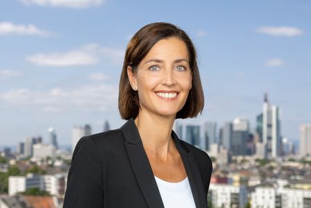 Portrait of Jasmin Seibel in front of the Frankfurt skyline.