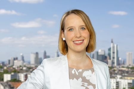 Porträtbild von Mareike Buschmann vor der Frankfurter Skyline.