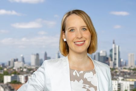 Portrait of Mareike Buschmann in front of the Frankfurt skyline.