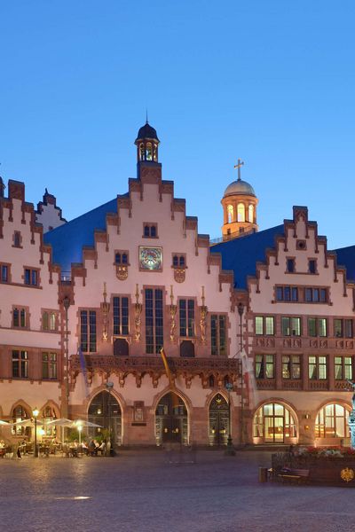 Ein menschenleerer Römerberg mit beleuchtetem Rathaus