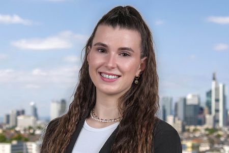 Portrait of Sarah Himmelreich in front of the Frankfurt skyline.