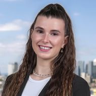 Portrait of Sarah Himmelreich in front of the Frankfurt skyline.