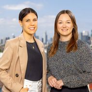 Teamfoto von Carolin Blaettner und Ramona Rutert vor der Frankfurter Skyline.