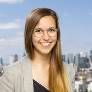 Portrait of Katharina Path in front of the Frankfurt skyline.