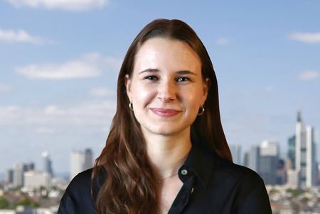 Porträtbild von Jessica Mayer vor der Frankfurter Skyline.