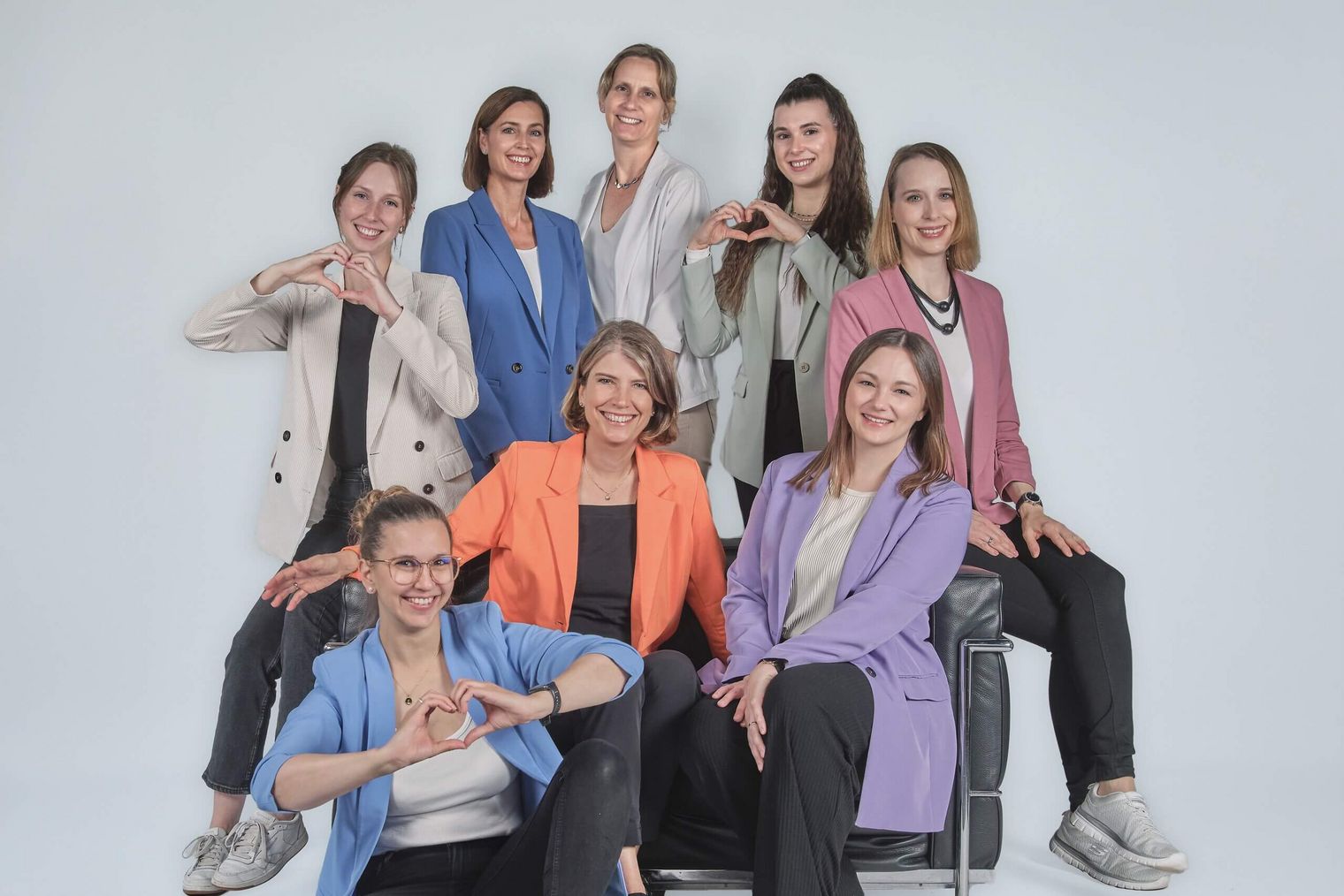 Team Frankfurt Convention Bureau formt Herzen mit den Händen.