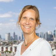 Portrait of Kirsten Bialonski in front of the Frankfurt skyline.