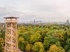 Höhergelegener Blick auf den Frankfurter Goetheturm mit Wald und der Frankfurter Skyline im Hintergrund.